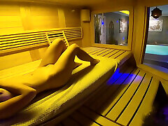 salope de sauna en sueur: une fille au gros cul baisée crue