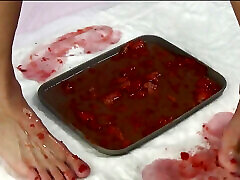ich trample erdbeeren mit meinen füßen und pinkle hinein