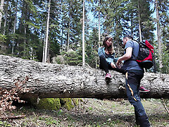 sexpause auf einem baum während der wanderung