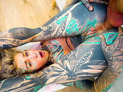 Tattooed babe gets her ass stretched by a thick Italian cock deepthroats like a pro