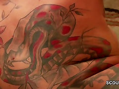 Tattoo Freundin fickt alten Sack und ich Spanner dabei