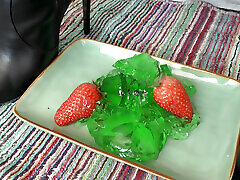 rauchende herrin und grünes dessert von stiefelsohlen, pov clip, lady victoria valente