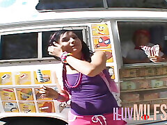puta de tetas pequeñas bronceadas follará helado gratis