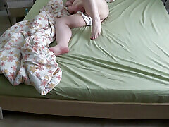 la caméra domestique regarde une femme mature se doigter et éjacule en culotte blanche avant de se coucher. pawg