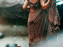la belle-sœur desi du village ouvrit le sari trempé et prit un bain dans la salle de bain ouverte