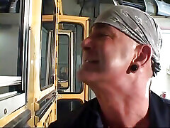 une ado blonde baisée par un chauffeur de bus dans une vidéo vintage