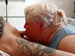 frau sieht zu, wie nachbar meinen schwanz lutscht und sperma schluckt