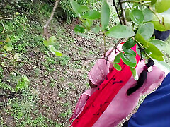 indischer desi-film - bhabhi aus dem dorf war in den wald gekommen, um auf die toilette zu gehen. ich war mit dem fahrrad in den gleichen wald gekommen