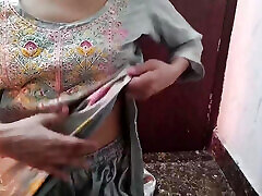 सौतेली बहन को बाथरूम में पकड़ के पेल दिया