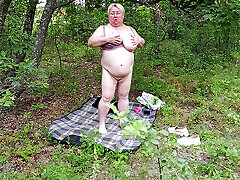prossimo undressed in un pubblico parco e masturba lei grande micio