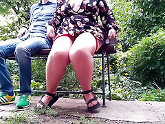 sexy reife milf mit großem arsch pisst mit weit gespreizten beinen im park
