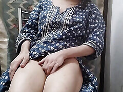 Step sister ko bathroom me piche se pakad ke pel diya