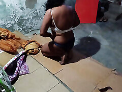 bhabhi au gros cul change de tissu et le fille regarde son bhabhi lattrape et le punit avec une baise
