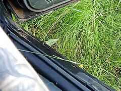in macchina nel parcheggio, un vicino si masturba il mio cazzo