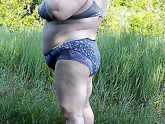 matrigna undressed in il parco e staged un pubblico pissing