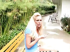 die freche blondine liebt es, während verrückter hardcore-pornosessions lutscher zu essen