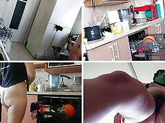 die sexy bereitet nackt das frühstück zu