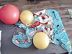 massage uale dun couple chaud avec de lhuile sur le corps. préliminaires dans la chambre avec un couple amateur