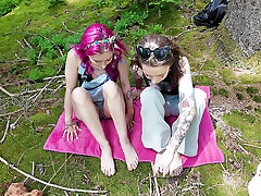 mainstream movie boss alte mädchen machen ein picknick im wald und es geht gut
