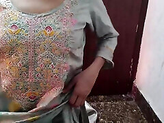 Bhabhi ne akele me muze dhoodh dikhaya