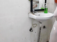 stieftochter ko badezimmer mir pakad ke jabar dasti choda