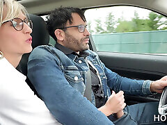 vollbusige blonde milf didine wird von ihrem fahrer im auto gefickt