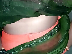 polla gruesa acostada pegada y sacudió la polla con la mano, luego puso su coño y se llenó