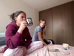 ich esse meine mitbewohnerin&039;s kegel, während sie videospiele spielt