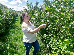 deutsche milf bekommt beim beerenpflücken ihre löcher gestopft und leckt komplett