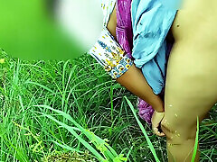 desi village bhabhi disfruta del sexo temprano en la mañana con su devar en la jungla, sexo al aire libre en la jungla