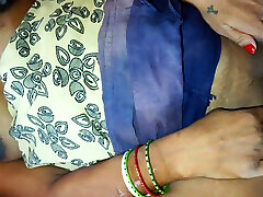 Indian Bengali Kolkata Couple Sex Video.Sari Me Suman Bhabhi Beautiful Lag Rahi Thi Husband Ne Chut Chod Ke Bahut Maza Liya.