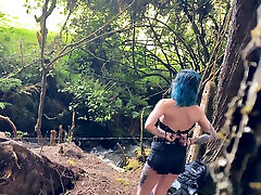 gothic girl lutscht mitten im wald einen großen schwanz