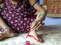 Indian bhabhi applies color to hear legs Indian desi bhabhi