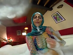 Pussy To Mouth In The Jacuzzi With Mia Niqab