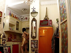 tous les gros seins naturels gros cul nouvelle femme chaude montre sa chatte serrée et son gros butin nu nu en hairy milf vintage et sans culotte dans la cuisine