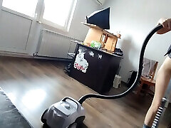 une amatrice nettoie la maison nue, passe laspirateur