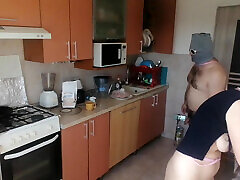 couple amateur sexy samusant dans la cuisine. maman sexy prend le petit déjeuner dans la chambre, chatte poilue, gros seins, gros cul