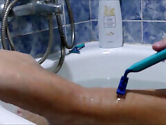 meine nackten beine rasieren & nackt in der badewanne masturbieren