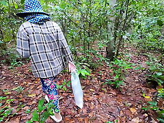 thailändische mädchen, die im wald spazieren gehen, schauen beieinander vorbei. vor dem pilzesammeln thai audio4k