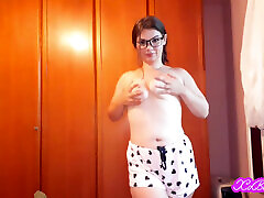 süßes schüchternes nerdiges teen, das für dich striptease aufführt