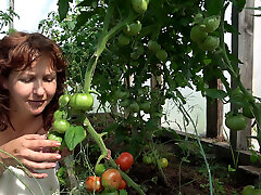 land milf masturbiert, um die tomaten erröten zu lassen