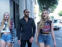 sexy blonde babe mit großen titten streifen bh
