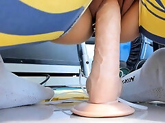 красивая соня занимается возбужденной сольной игрушечной мастурбацией