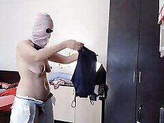 业余的妻子喜欢尝试的衣服和削减他们。 业余的妻子跳舞裸体在房子里。