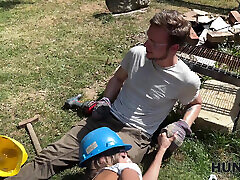 hunt4k. hunter verführte ein heißes mädchen mit großen brüsten und demütigte ihren freund
