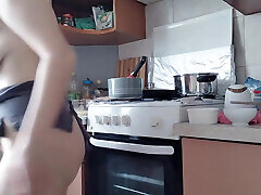 femme nue sexy préparant de la nourriture dans la cuisine. brune poilue, gros cul, gros seins