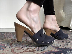 blaue holzclogs, sabots, lady victoria valente