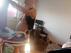 femme sexy faisant les tâches ménagères nue. sperme sur le gros cul de la femme. préliminaires chauds avec un couple, massage à lhuile sur le corps