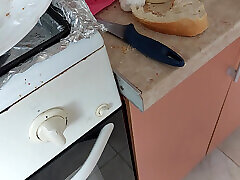 une chatte poilue brune prépare le petit déjeuner nue dans la cuisine. maman sexy nettoie la hug cup nue. femme amateur branlette jusquà lorgasme