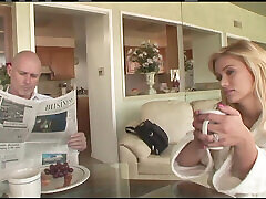 wunderschöne blonde milf lutscht und fickt die seele aus ihm heraus